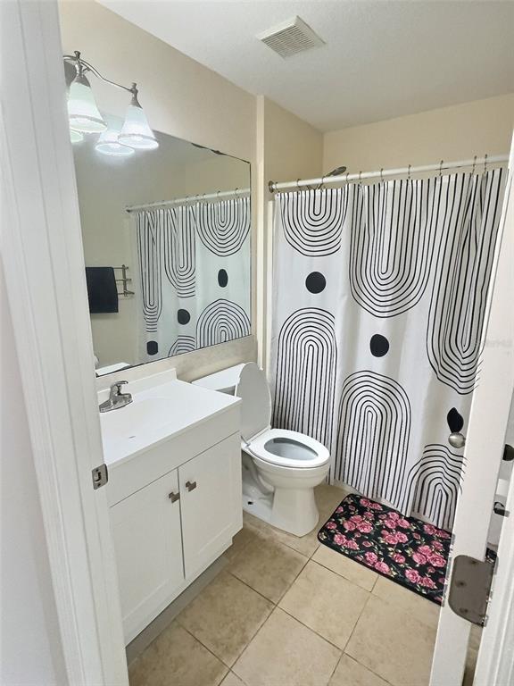 410 Maple Pointe Drive Seffner, FL 33584 - Photo 7 of 10 a bathroom with a sink and mirror