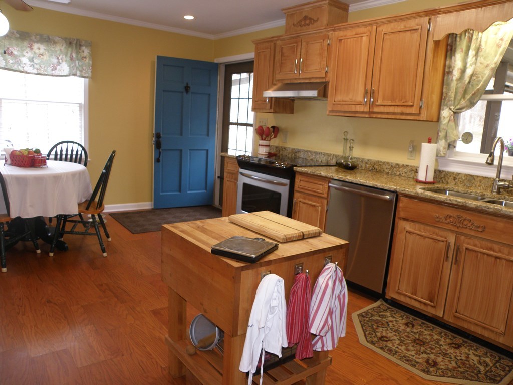 156 Plantation Road Gray, GA 31032 - Photo 14 of 48 a kitchen with a sink stove and cabinets