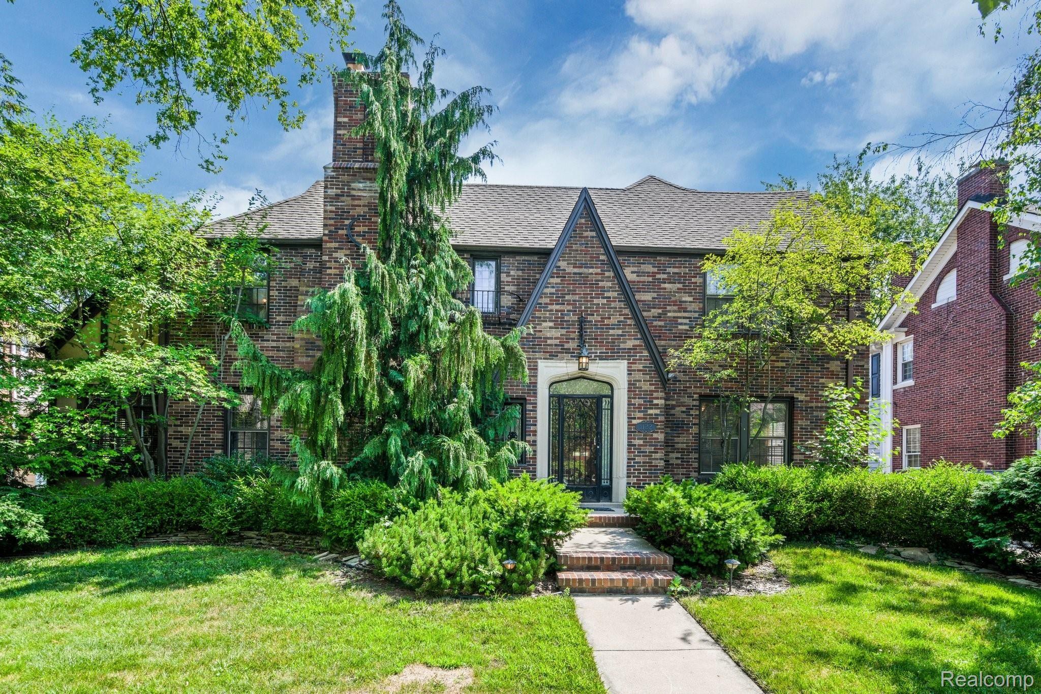 1122 Bishop Road Grosse Pointe, MI 48230 - Photo 2 of 44 Beautiful greenery!