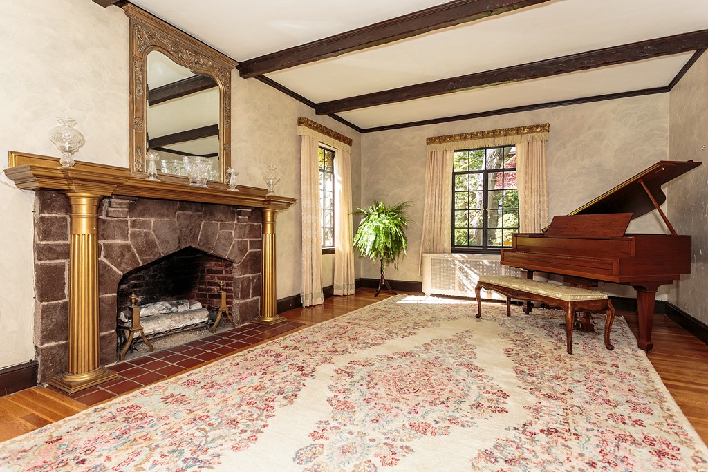 10 Essex Road Belmont, MA 02478 - Photo 3 of 22 Gallery Image 3