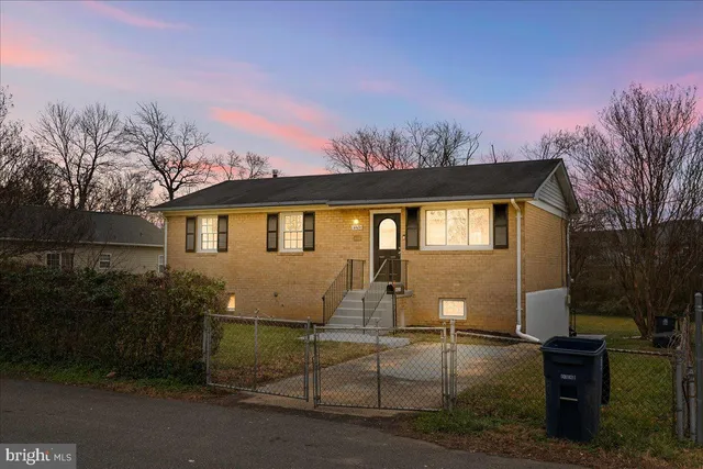 a view of a house with backyard