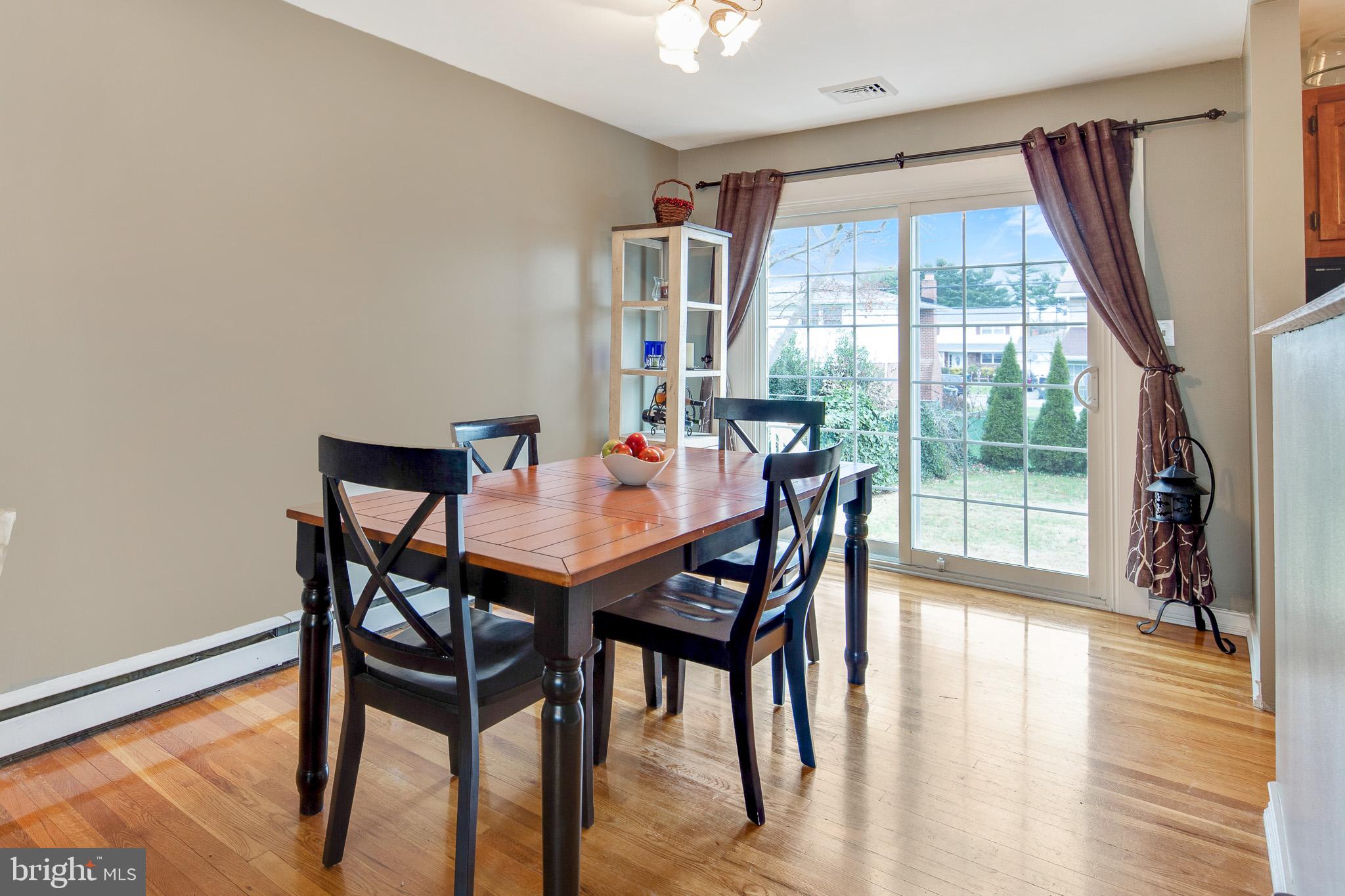 104 White Fawn Road Newark, DE 19711 - Photo 10 of 20 Dining Room W/Slider to Rear Yard