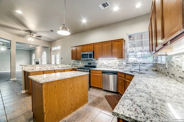 $2,400 | 7 Brentcove, San Antonio, TX 78254