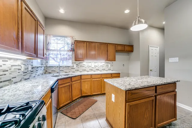 $2,400 | 7 Brentcove, San Antonio, TX 78254