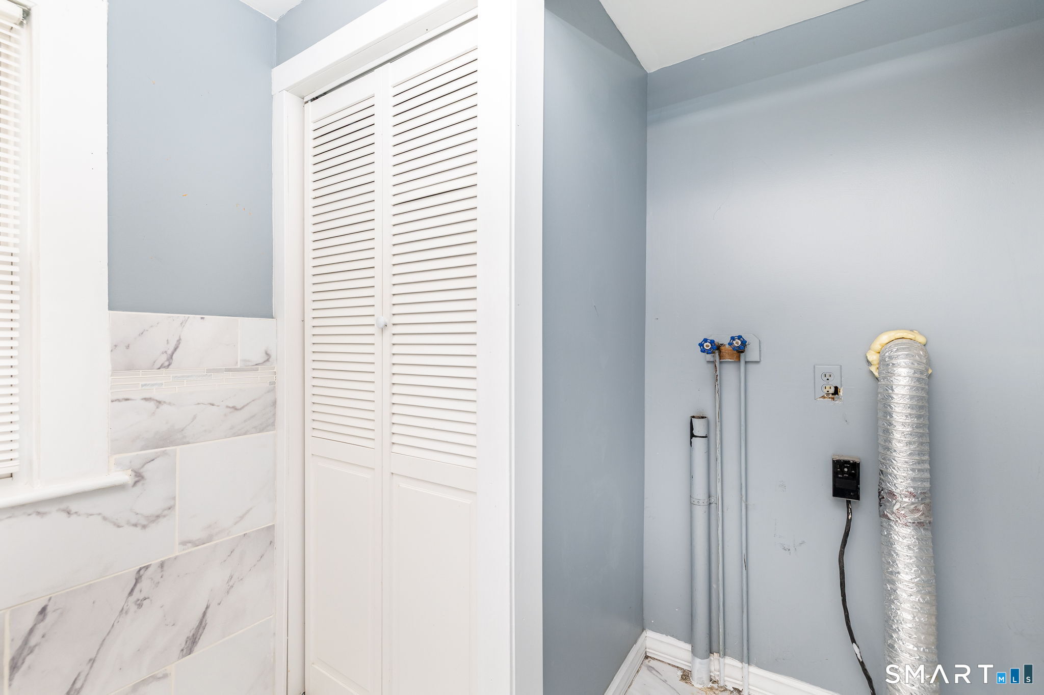 74 Pierpont Street Waterbury, CT 06708 - Photo 21 of 38 1st floor 1/2 bath with laundry hook ups.