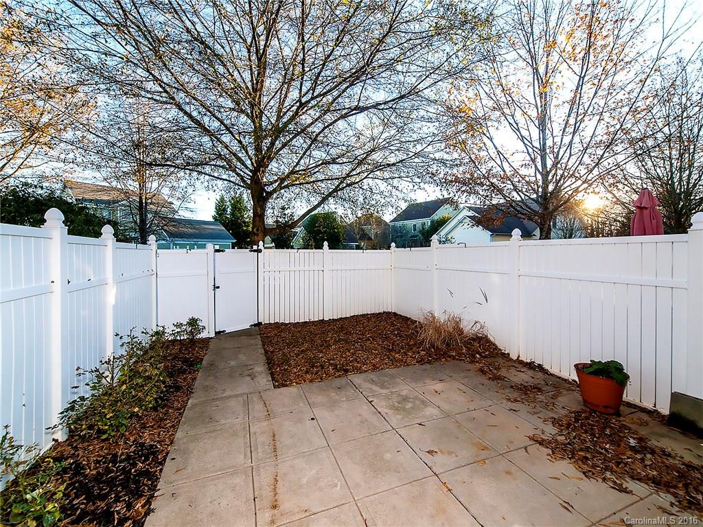 298 Elis Way, Unit 298 Fort Mill, SC 29708 - Photo 16 of 19 a backyard of a house