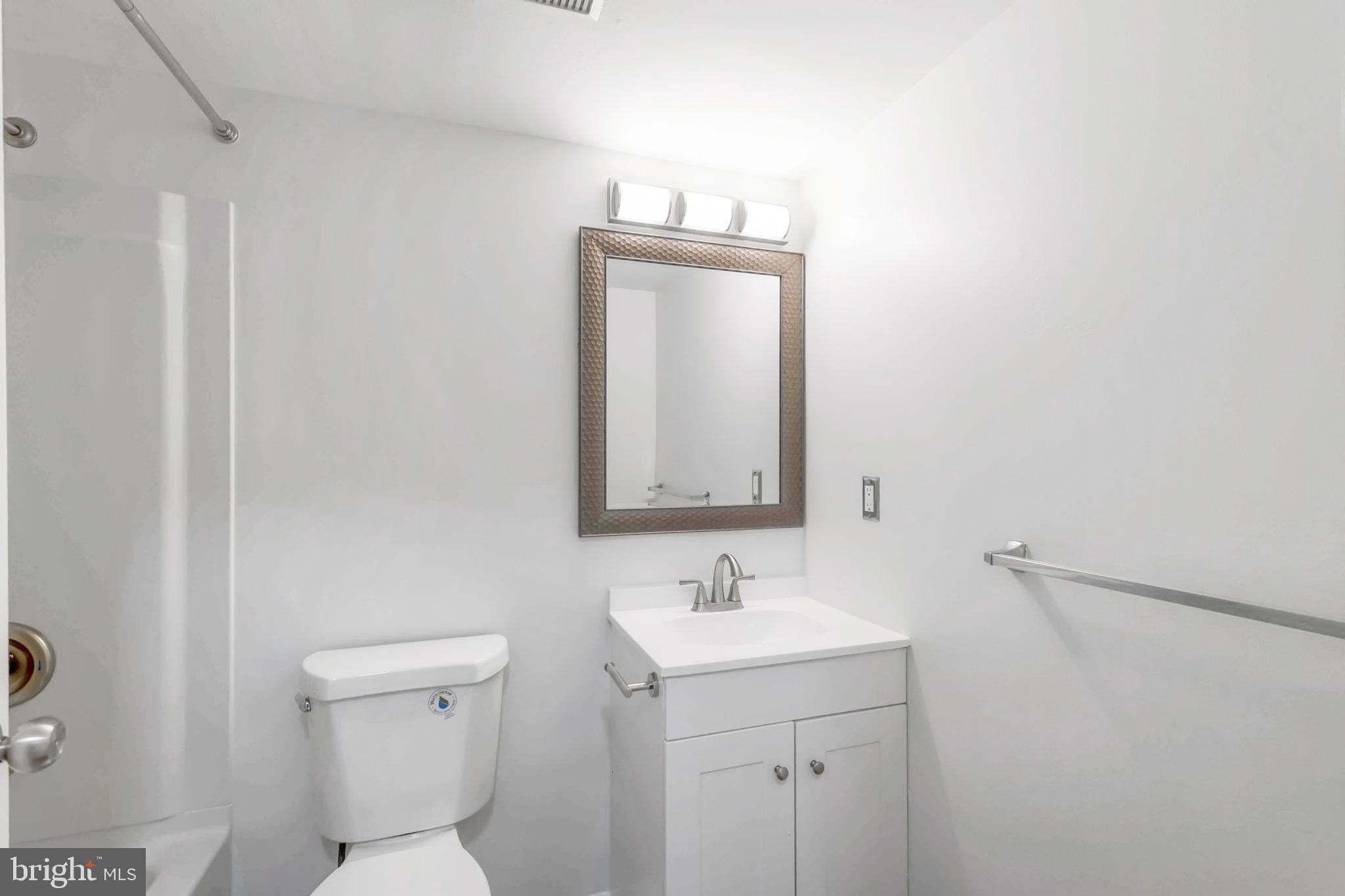 1104 Lisadale Circle, Unit 1D Baltimore, MD 21228 - Photo 22 of 35 Primary Full Bath