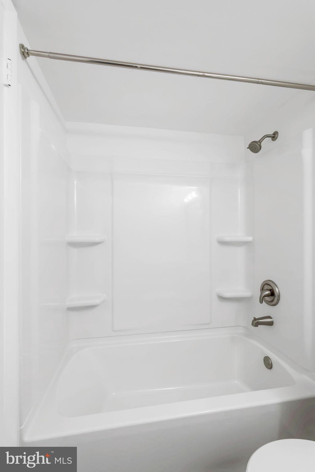 1104 Lisadale Circle, Unit 1D Baltimore, MD 21228 - Photo 23 of 35 Primary Full Bath