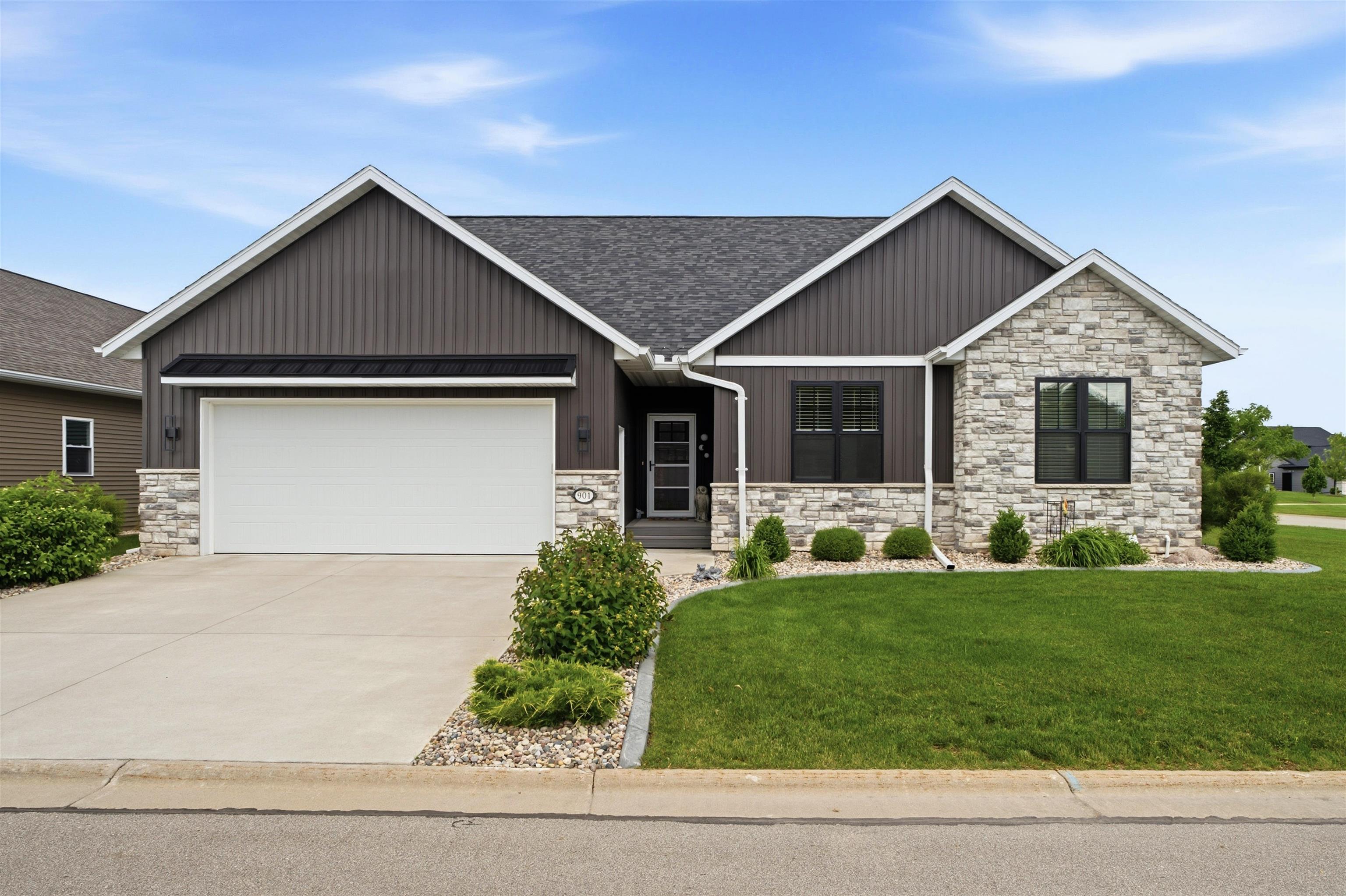 901 Clover Court Menasha, WI 54952 - Photo 1 of 41