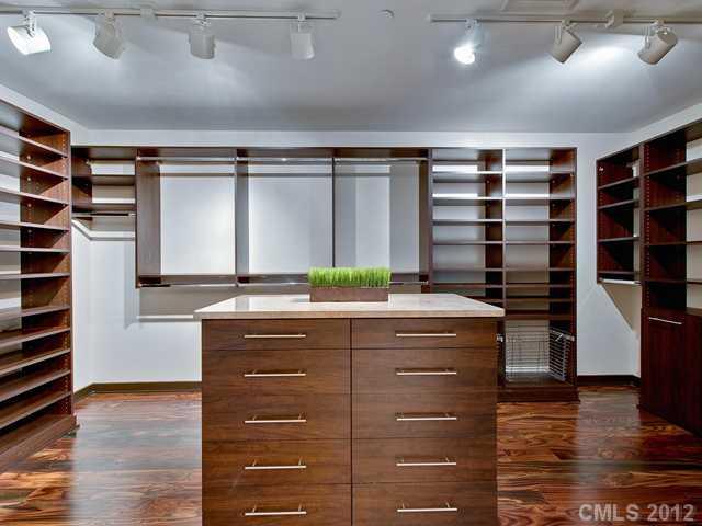 139 South Tryon Street, Unit 3B Charlotte, NC 28202 - Photo 13 of 16 a kitchen with a stove and a refrigerator