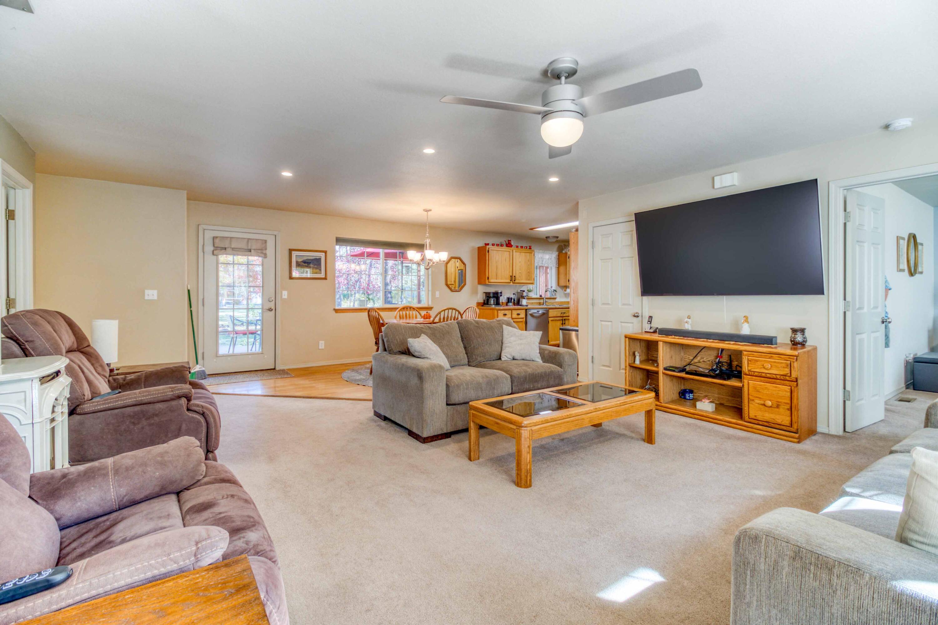 60452 Zuni Road Bend, OR 97702 - Photo 8 of 41 Living Room