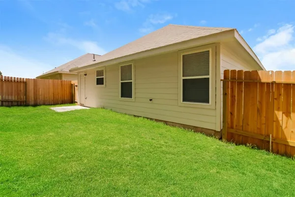 a view of front of house with backyard