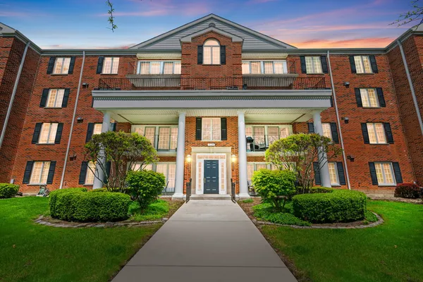 $299,900 | 326 Park Avenue, Unit 21, Clarendon Hills, IL 60514