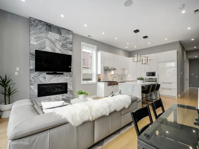 $850,000 | 1513 West Thomas Street, Unit 3, Chicago, IL 60642