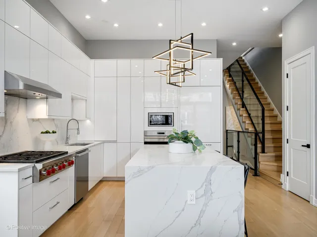 $850,000 | 1513 West Thomas Street, Unit 3, Chicago, IL 60642