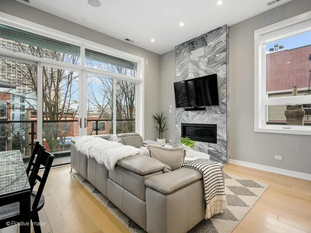 $850,000 | 1513 West Thomas Street, Unit 3, Chicago, IL 60642