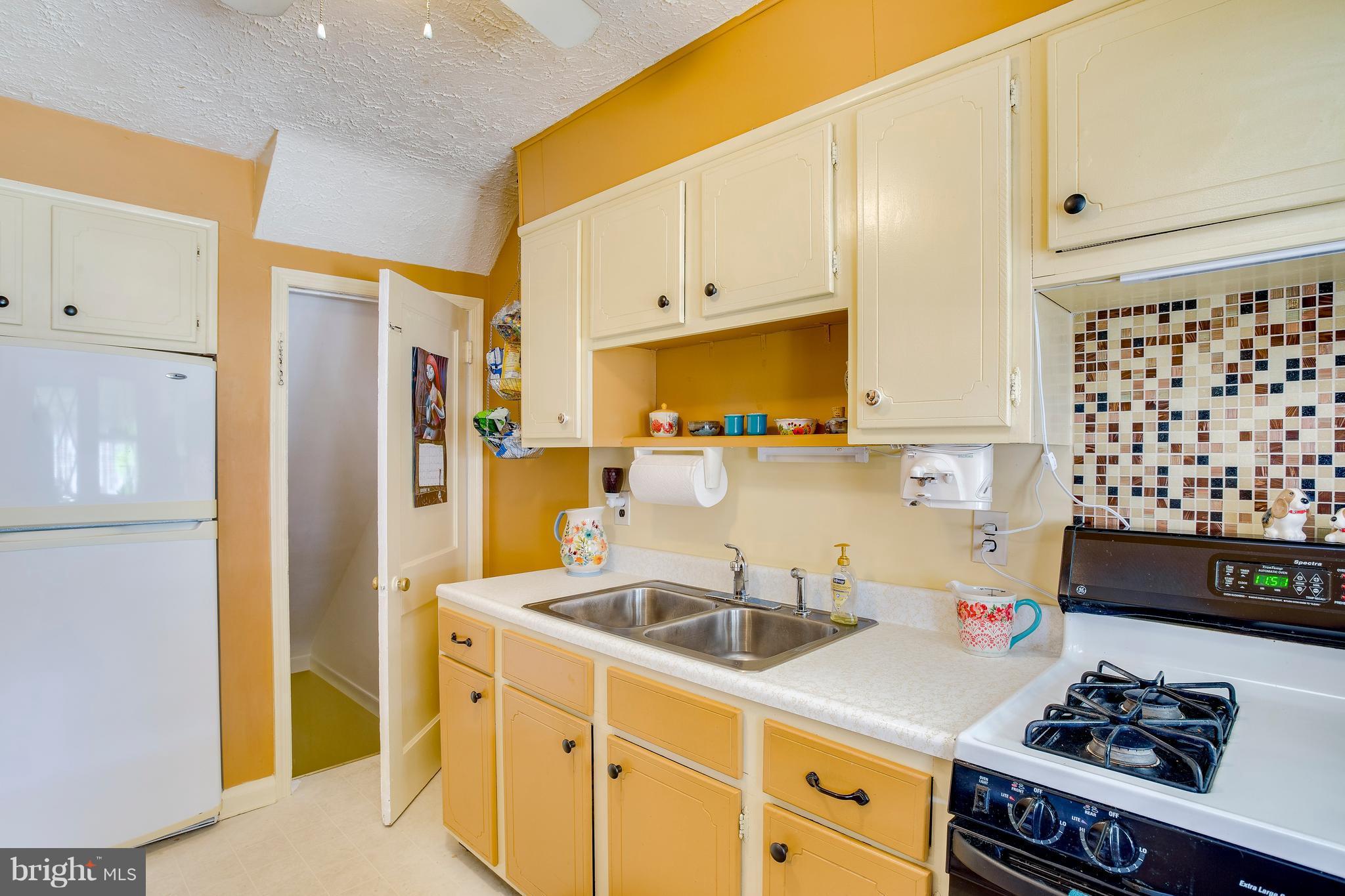 2134 Coralthorn Road Baltimore, MD 21220 - Photo 6 of 21 Kitchen