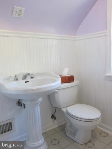 707 Charing Cross Road Baltimore, MD 21229 - Photo 28 of 30 Upper Level MBR # 2 Bath A