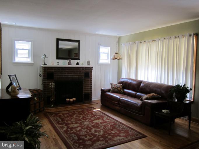 707 Charing Cross Road Baltimore, MD 21229 - Photo 6 of 30 Living Room