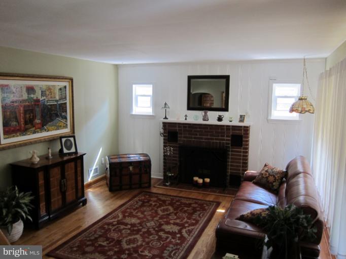 707 Charing Cross Road Baltimore, MD 21229 - Photo 8 of 30 Living Room