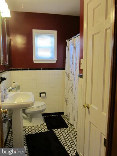 707 Charing Cross Road Baltimore, MD 21229 - Photo 9 of 30 Main Floor Full Bath # 2