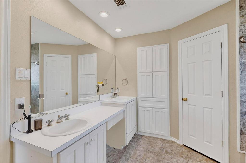 6617 Whitley Road Watauga, TX 76148 - Photo 20 of 36 a bathroom with 2 sink and a mirror