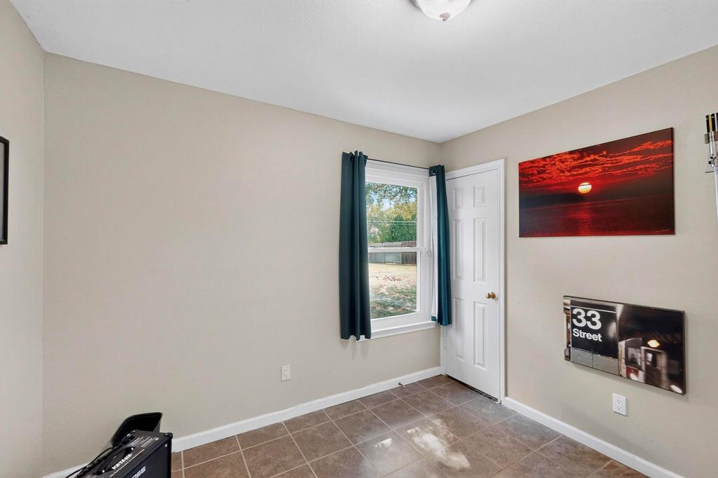 6617 Whitley Road Watauga, TX 76148 - Photo 28 of 36 an empty room with windows and closet