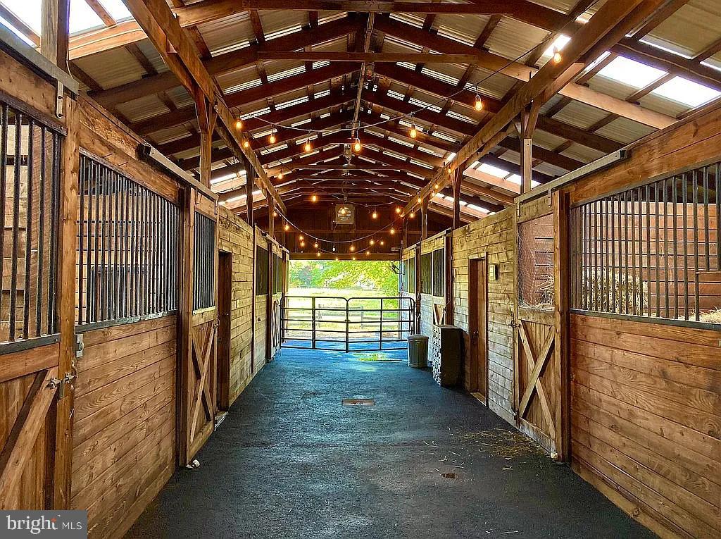 8 stall center aisle barn 1/2 ba, tack/feed rooms