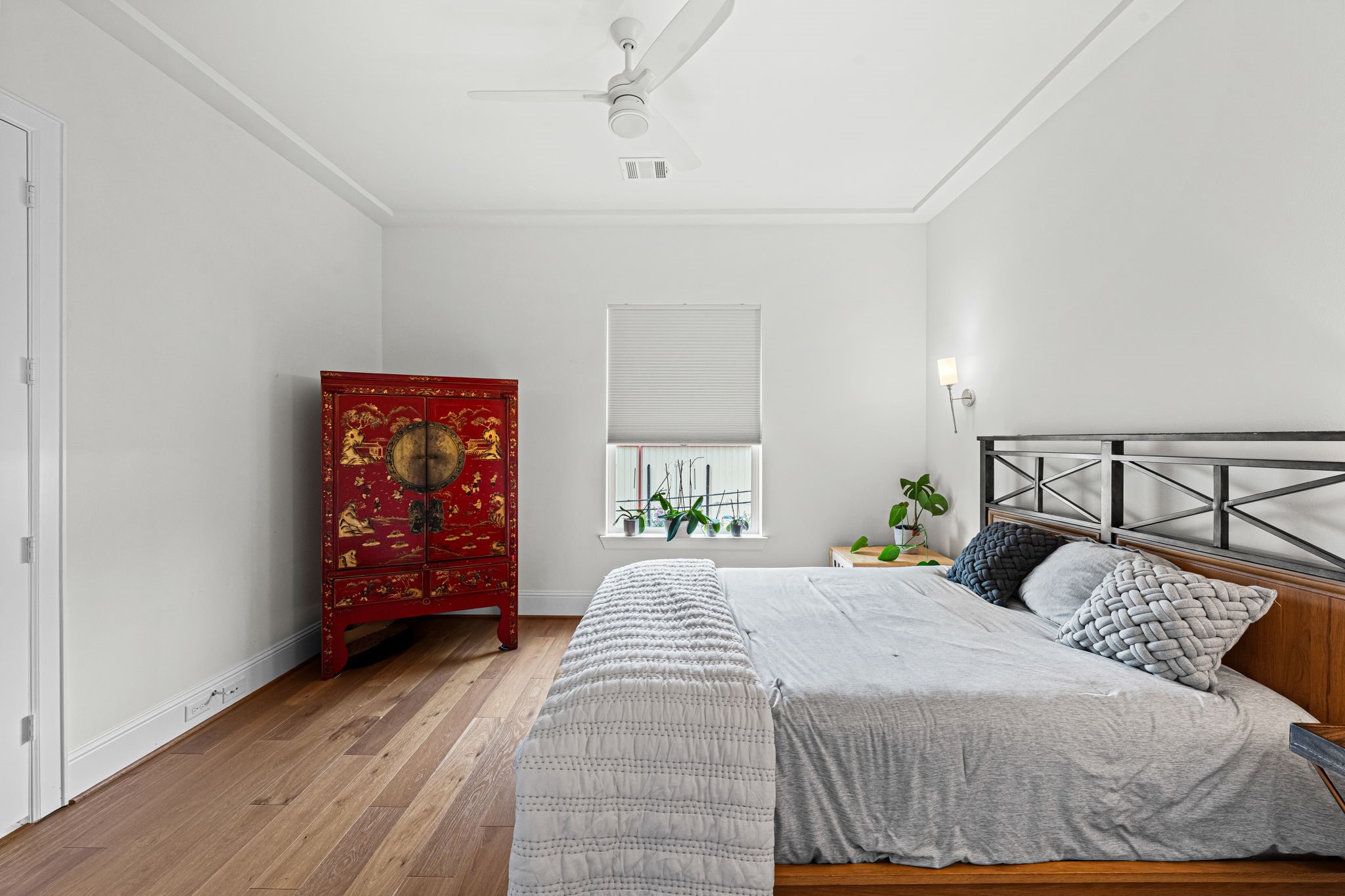 533 West 27th Street Houston, TX 77008 - Photo 18 of 22 Secondary bedroom with wood flooring, high ceilings, and wonderful natural light provides comfortable accommodations for family or guests.