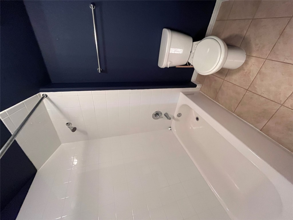 516 East Slaughter Lane, Unit 1404 Austin, TX 78744 - Photo 12 of 17 a bathroom with a toilet and a bathtub