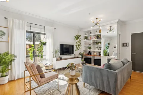 $475,000 | 574 48th Street, Unit 203, Oakland, CA 94609