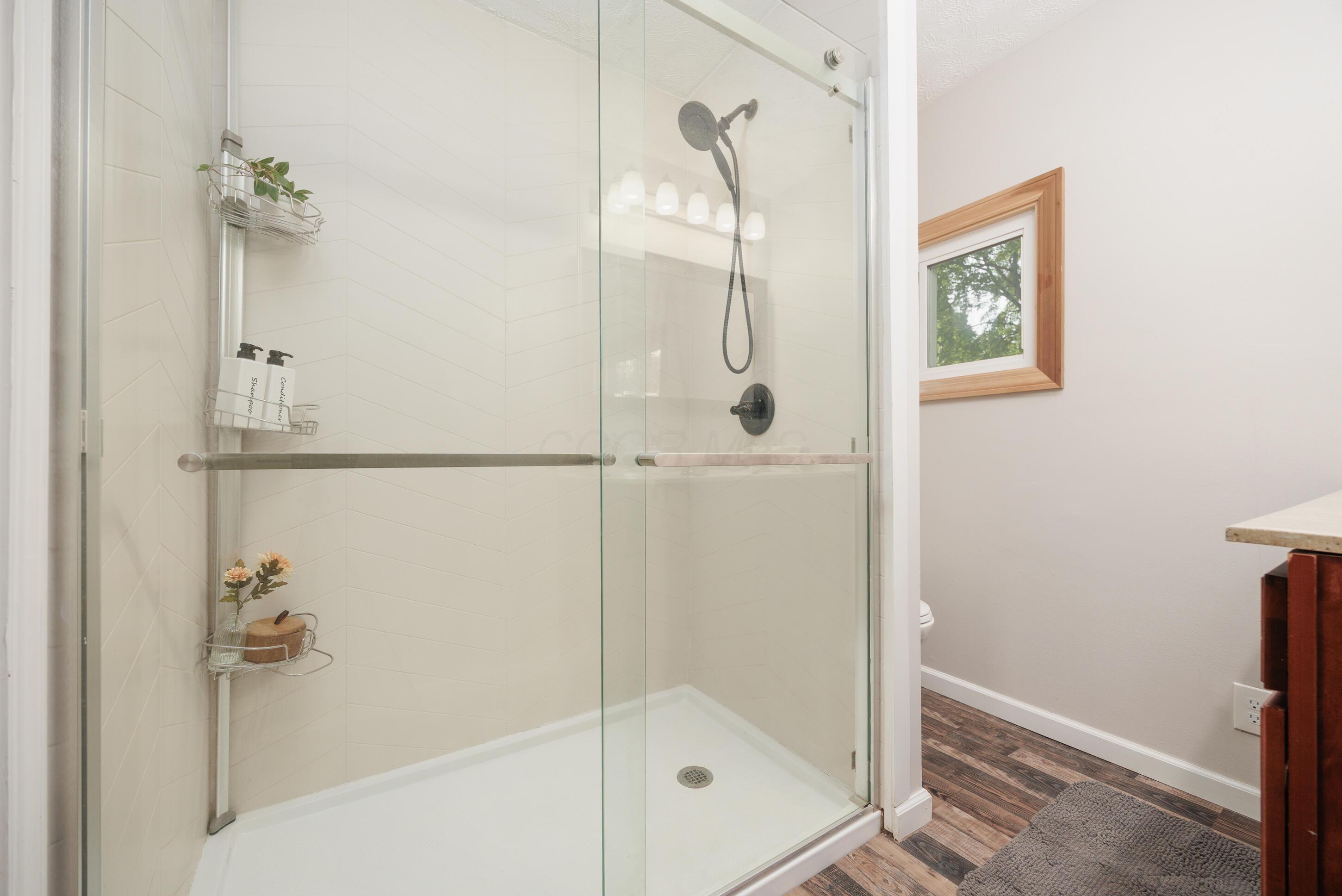 1366 Dyer Road Grove City, OH 43123 - Photo 29 of 49 Full Bathroom