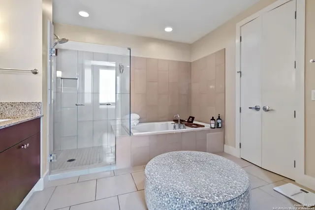 $4,200 | 610 East Market Street, Unit 2915, San Antonio, TX 78205