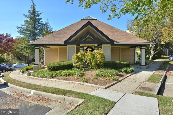 $419,000 | 4555 Interlachen Court, Unit J, Alexandria, VA 22312