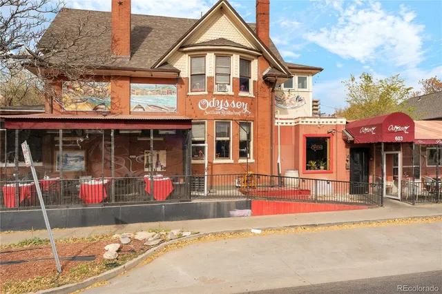 a street sign on the side of building