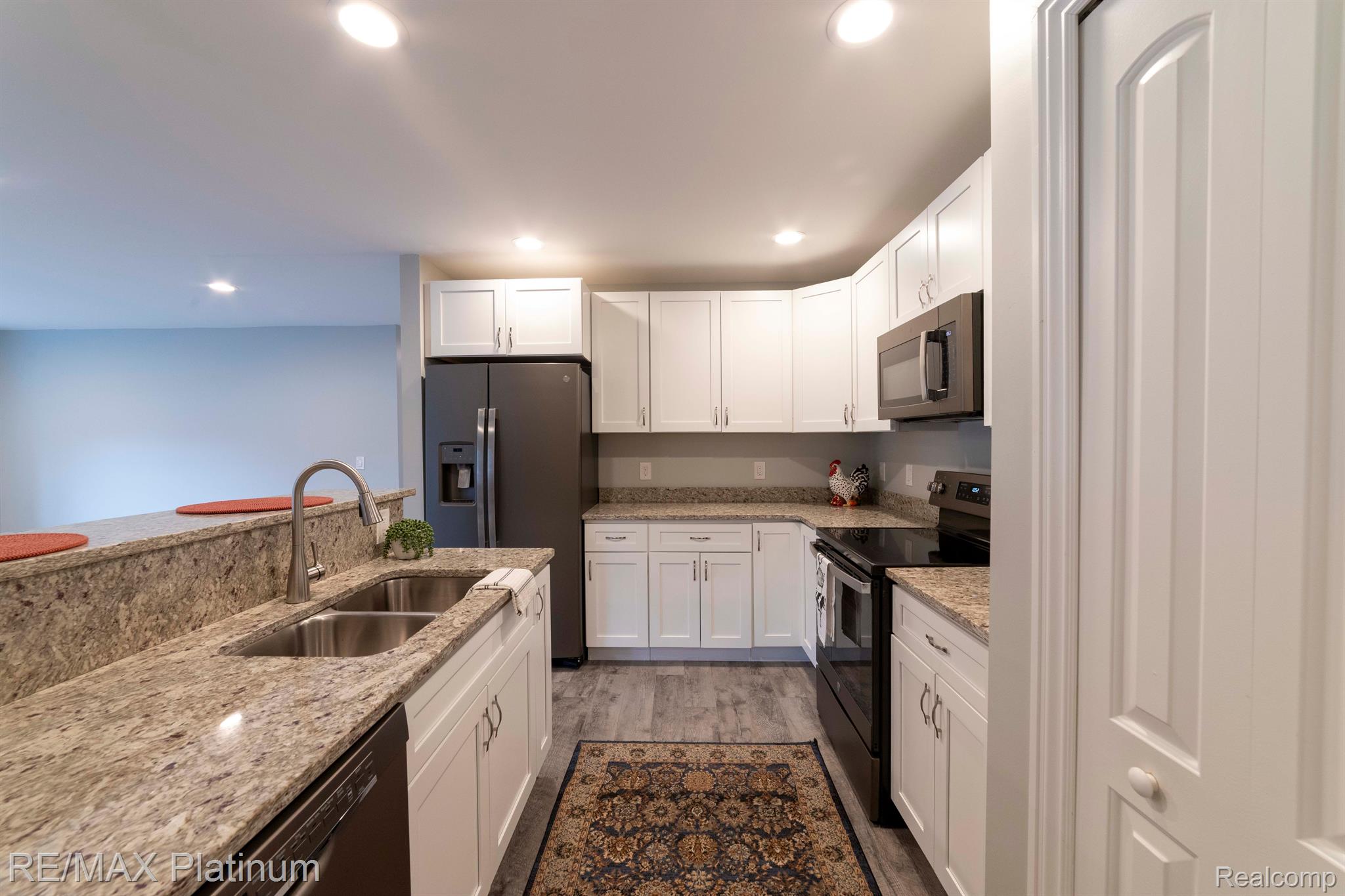 810 Chelsea Ridge Court, Unit 21 Howell, MI 48843 - Photo 11 of 43 Kitchen (great lighting)