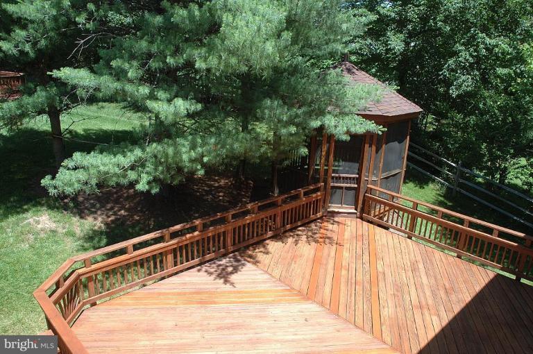 7722 Huntsman Boulevard Springfield, VA 22153 - Photo 8 of 23 Deck
