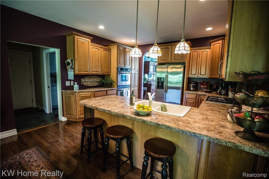 12988 Hummingbird Ridge Davisburg, MI 48350 - Photo 25 of 55 Breakfast bar