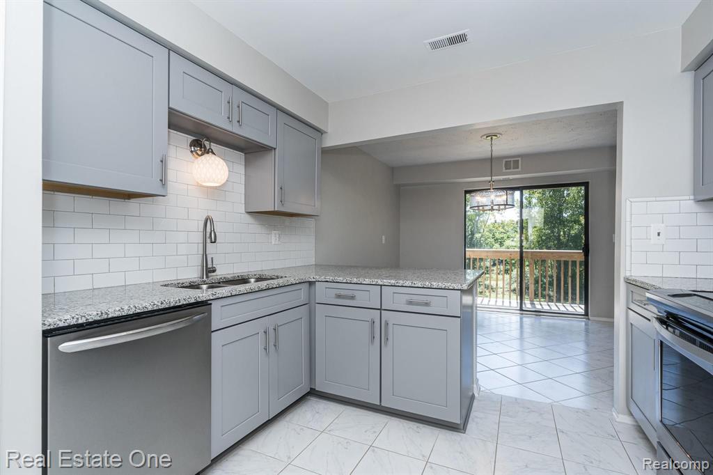 1677 Riverside Drive, Unit 16 Rochester Hills, MI 48309 - Photo 2 of 31