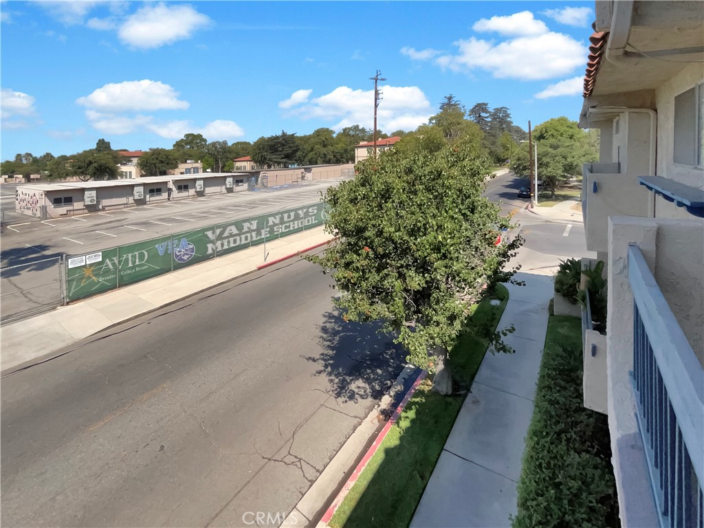 14560 Clark Street, Unit 202 Sherman Oaks, CA 91411 - Photo 18 of 18 a view of a pathway with a yard