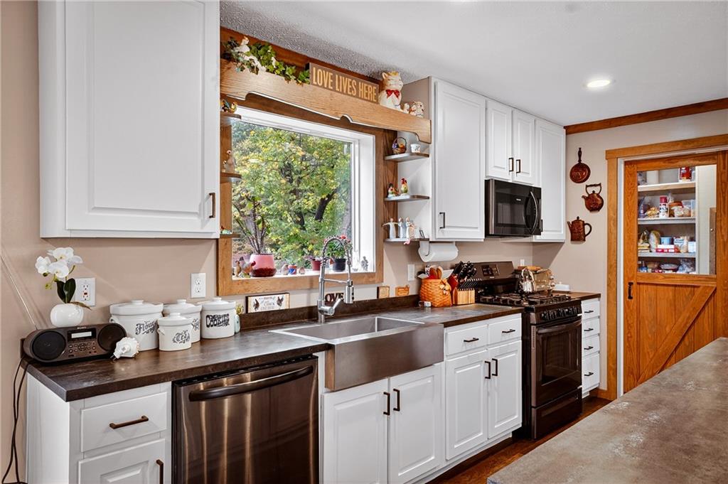 426 Perry Circle Cranberry Township, PA 16066 - Photo 13 of 35 a kitchen with stainless steel appliances a sink stove and cabinets