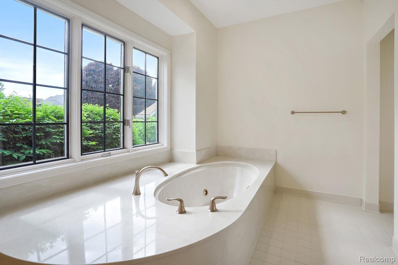 1023 Stony Pointe Boulevard Rochester, MI 48307 - Photo 21 of 43 Master bath