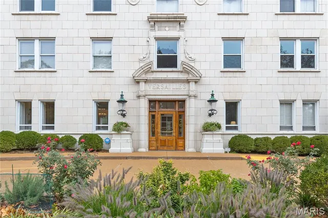 $300,000 | 709 South Skinker Boulevard, Unit 703, St. Louis, MO 63105