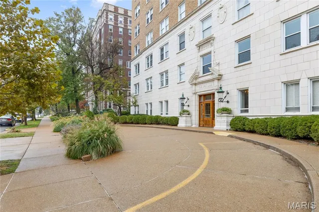 $300,000 | 709 South Skinker Boulevard, Unit 703, St. Louis, MO 63105