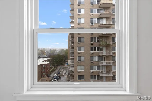 $300,000 | 709 South Skinker Boulevard, Unit 703, St. Louis, MO 63105