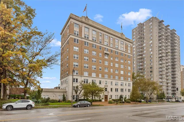 $300,000 | 709 South Skinker Boulevard, Unit 703, St. Louis, MO 63105