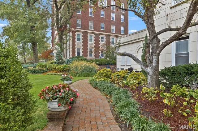 $300,000 | 709 South Skinker Boulevard, Unit 703, St. Louis, MO 63105