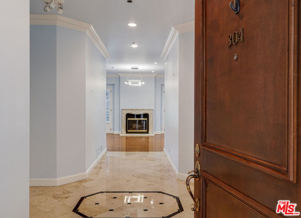 425 North Maple Drive, Unit 304 Beverly Hills, CA 90210 - Photo 3 of 26