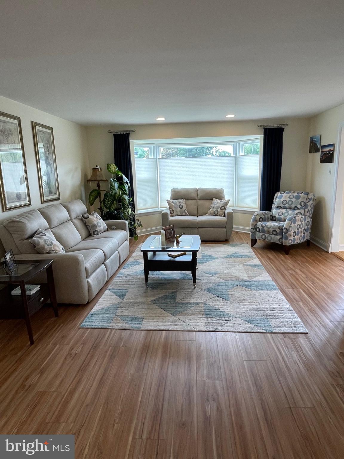 399 Lawrence Road Huntingdon Valley, PA 19006 - Photo 38 of 71 Living Room