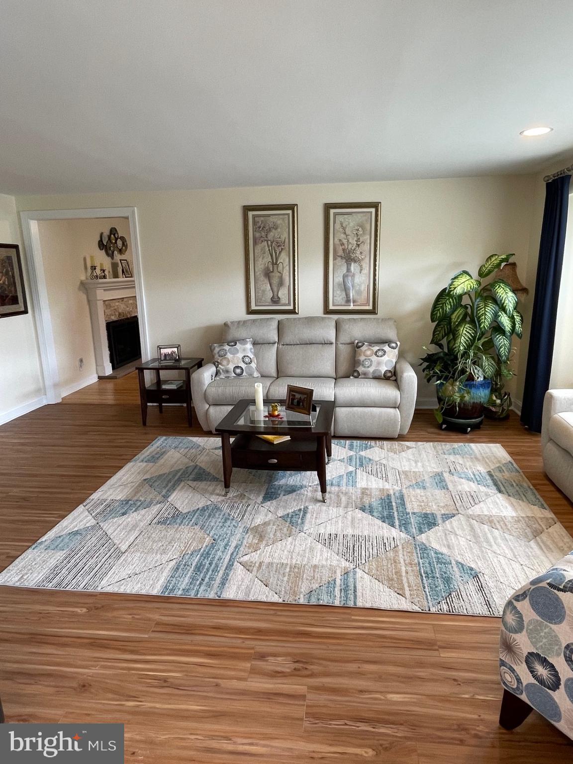 399 Lawrence Road Huntingdon Valley, PA 19006 - Photo 40 of 71 Living Room